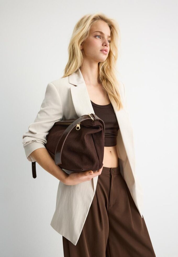 Skulderveske i kontrastfarget lerret