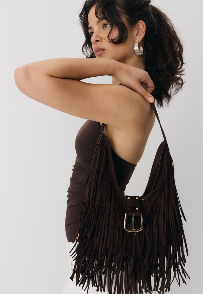 Skulderveske med frynser og spenne