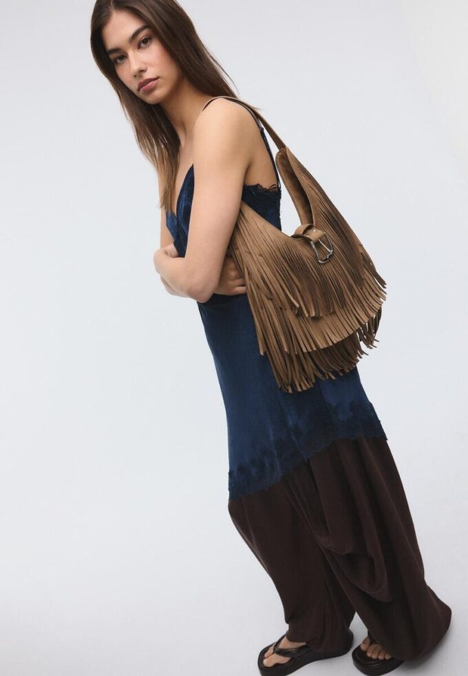 Skulderveske med frynser og spenne