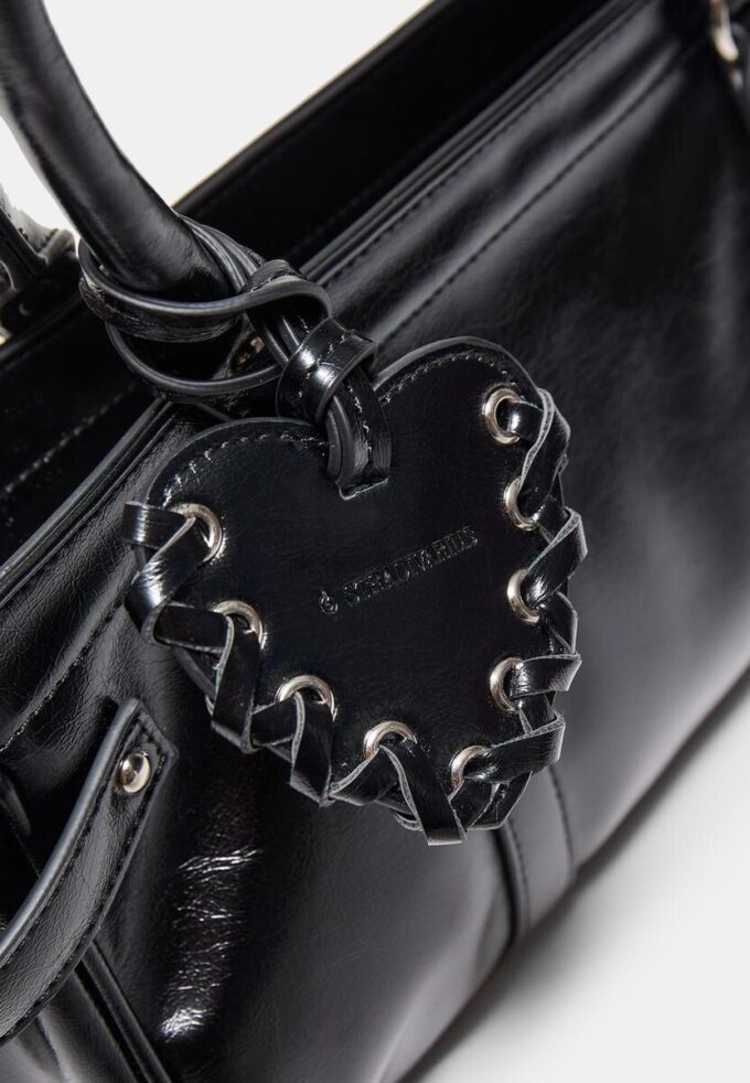 Skulderveske med hjerte-detalj