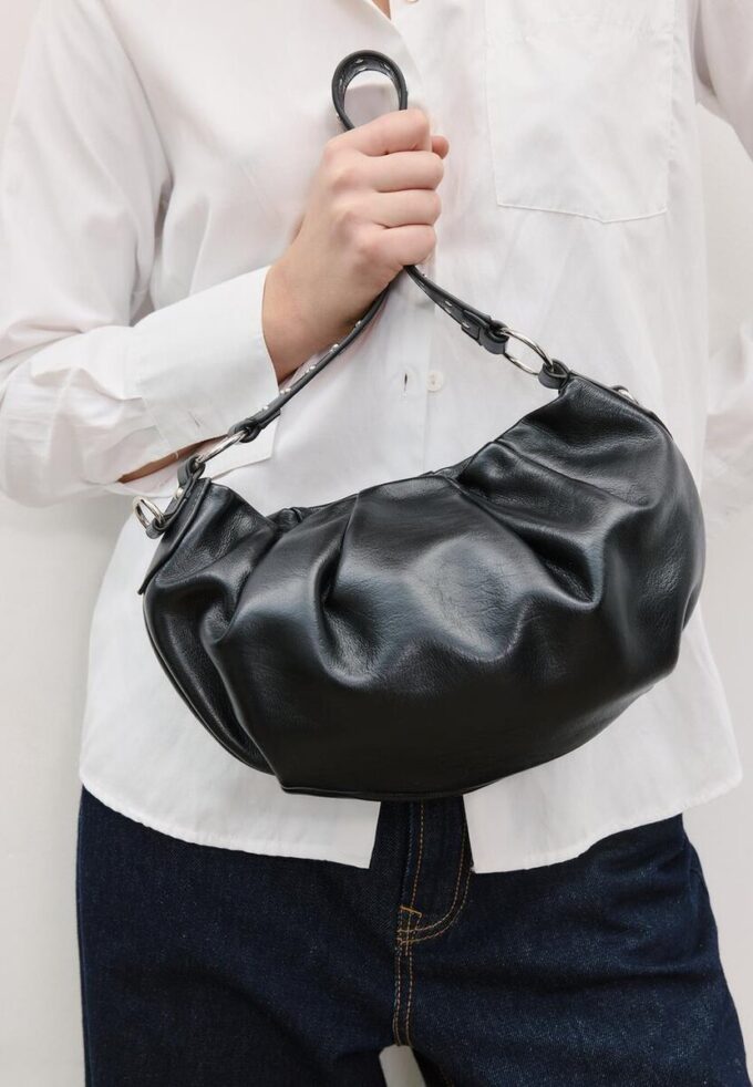 Skulderveske med plissering og stroppdetaljer