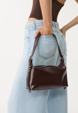 Skulderveske med stroppdetaljer