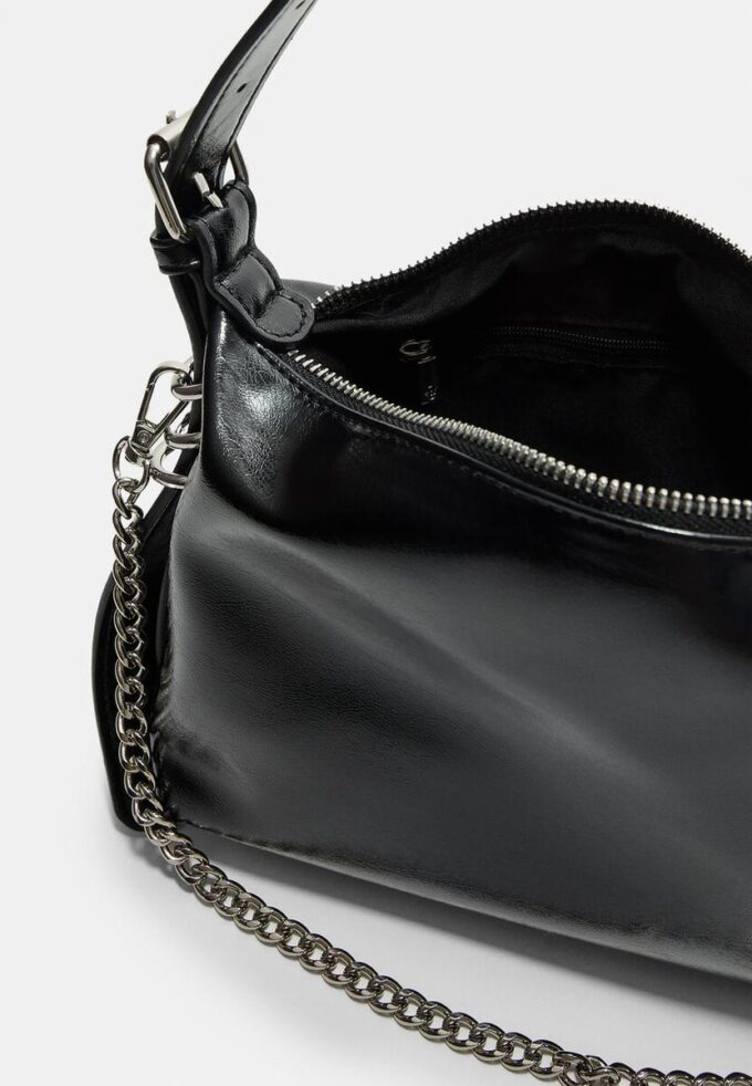 Skulderveske med stroppdetaljer