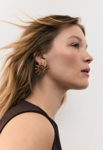 Små solformede strassøreringer