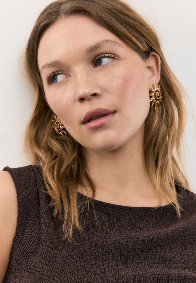 Små solformede strassøreringer