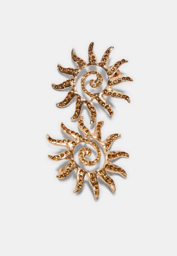 Små solformede strassøreringer