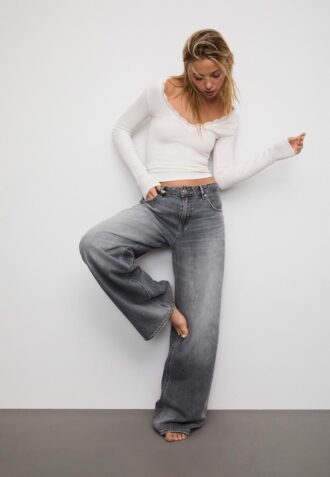 Sømløs bluse i blonder