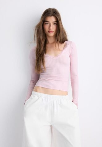 Sømløs bluse i blonder