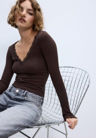 Sømløs bluse i blonder