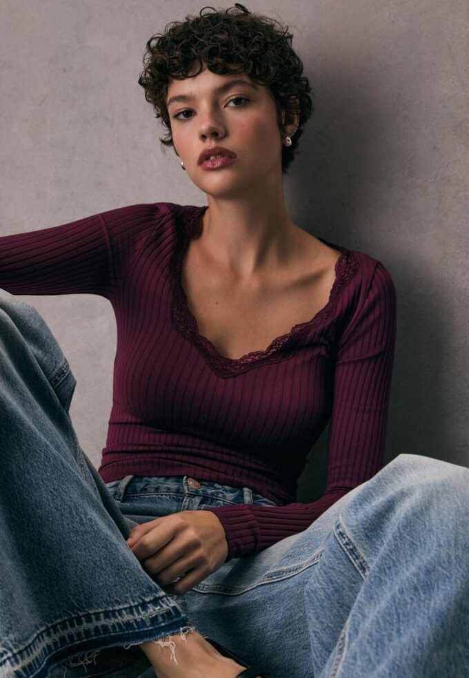 Sømløs bluse i blonder