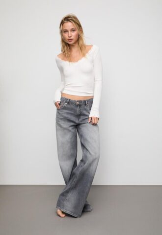 Sømløs bluse i blonder