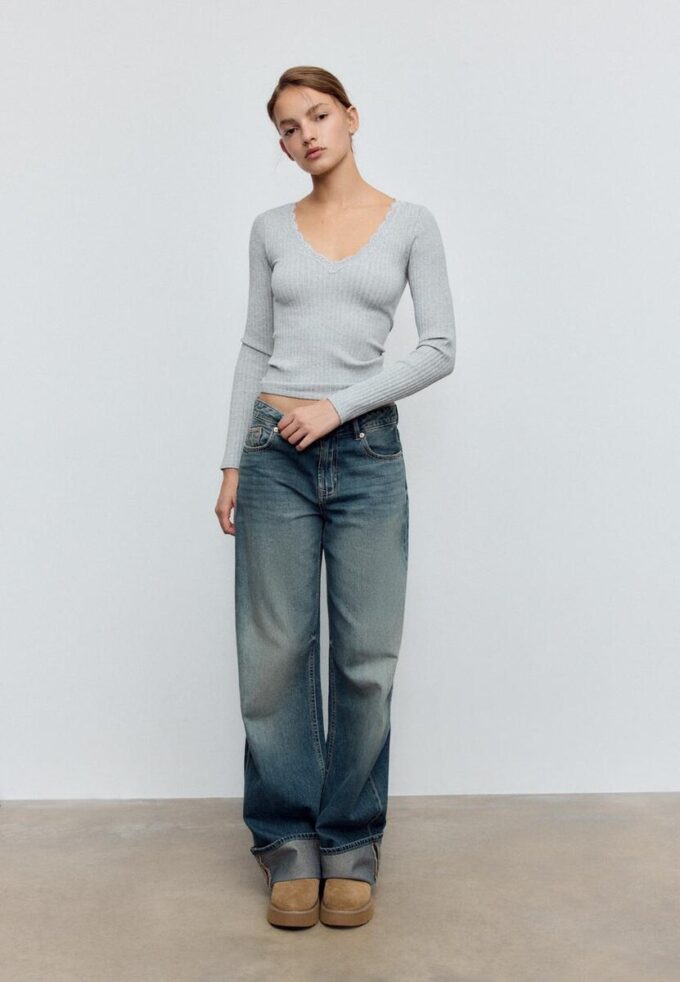 Sømløs bluse i blonder