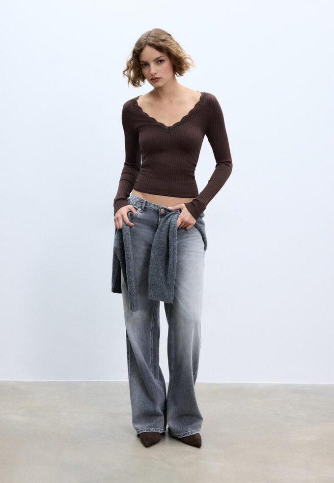 Sømløs bluse i blonder