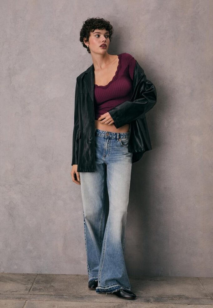 Sømløs bluse i blonder