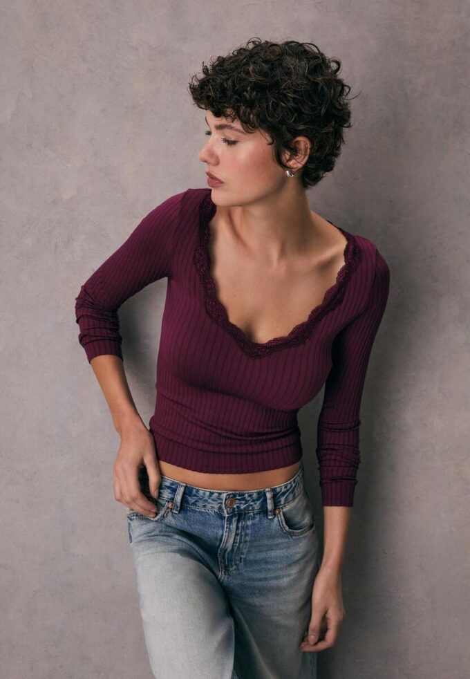 Sømløs bluse i blonder