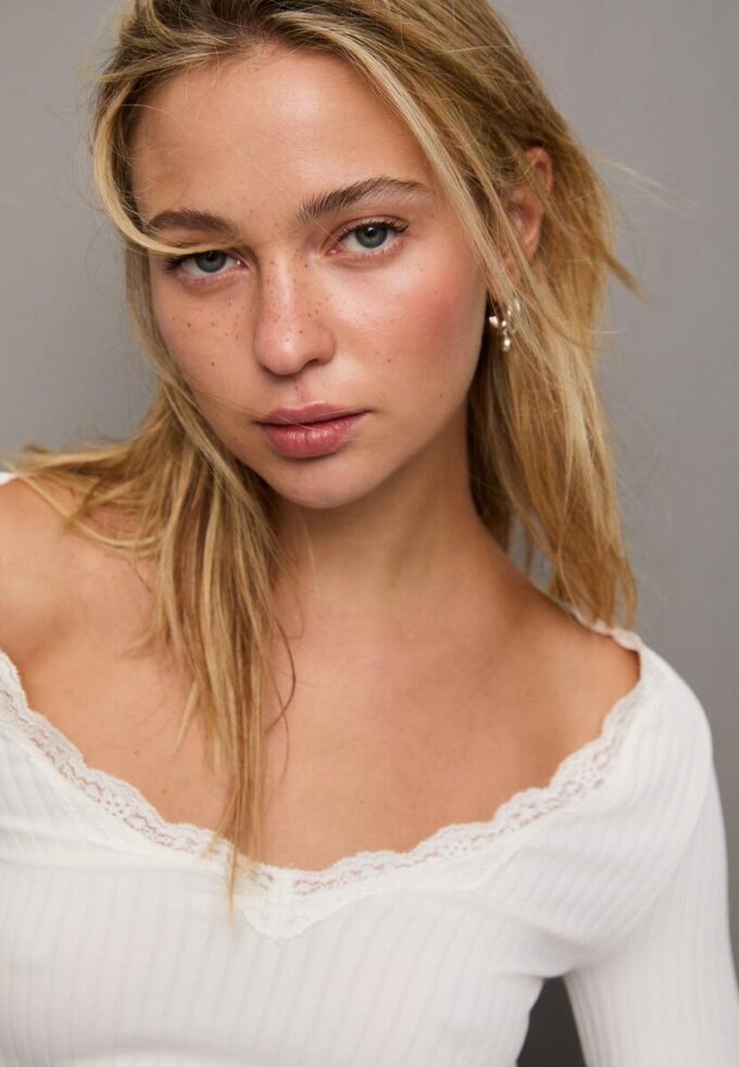 Sømløs bluse i blonder