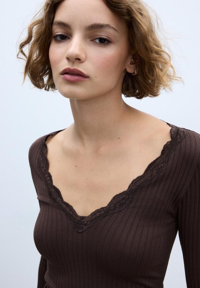 Sømløs bluse i blonder