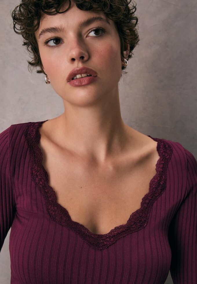 Sømløs bluse i blonder