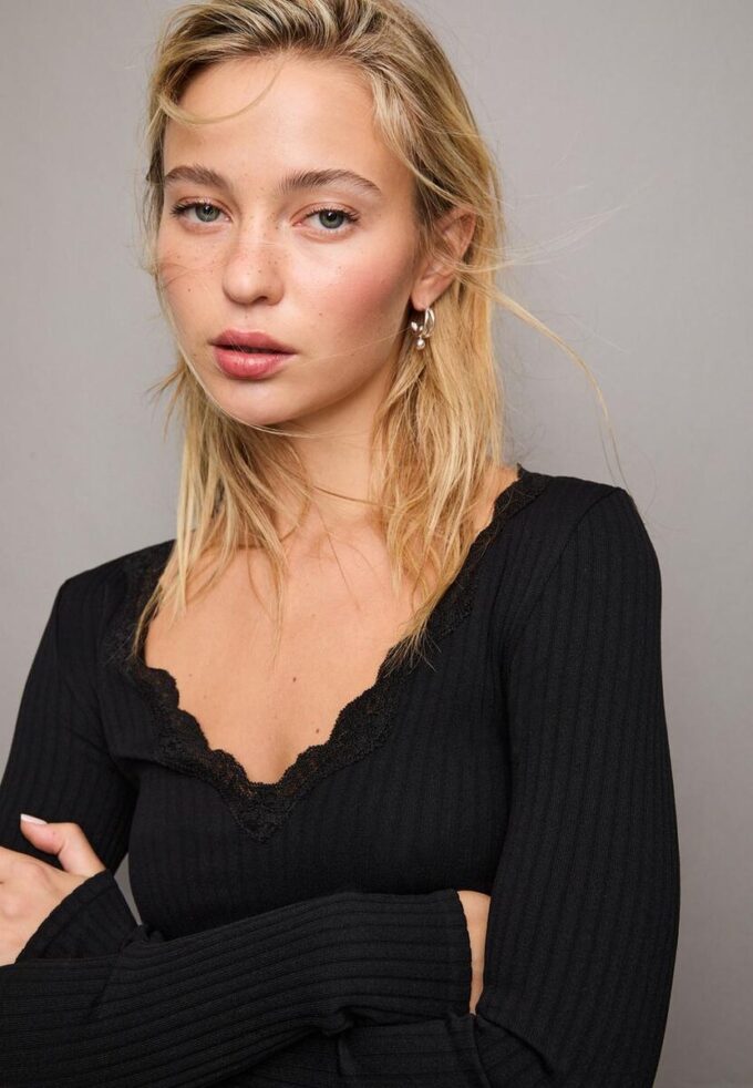 Sømløs bluse i blonder