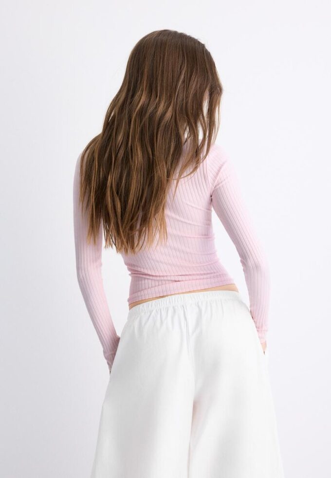 Sømløs bluse i blonder