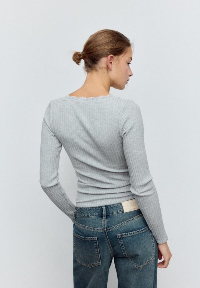 Sømløs bluse i blonder