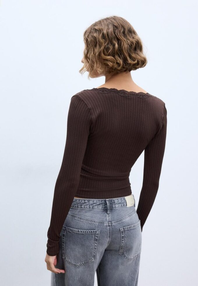 Sømløs bluse i blonder