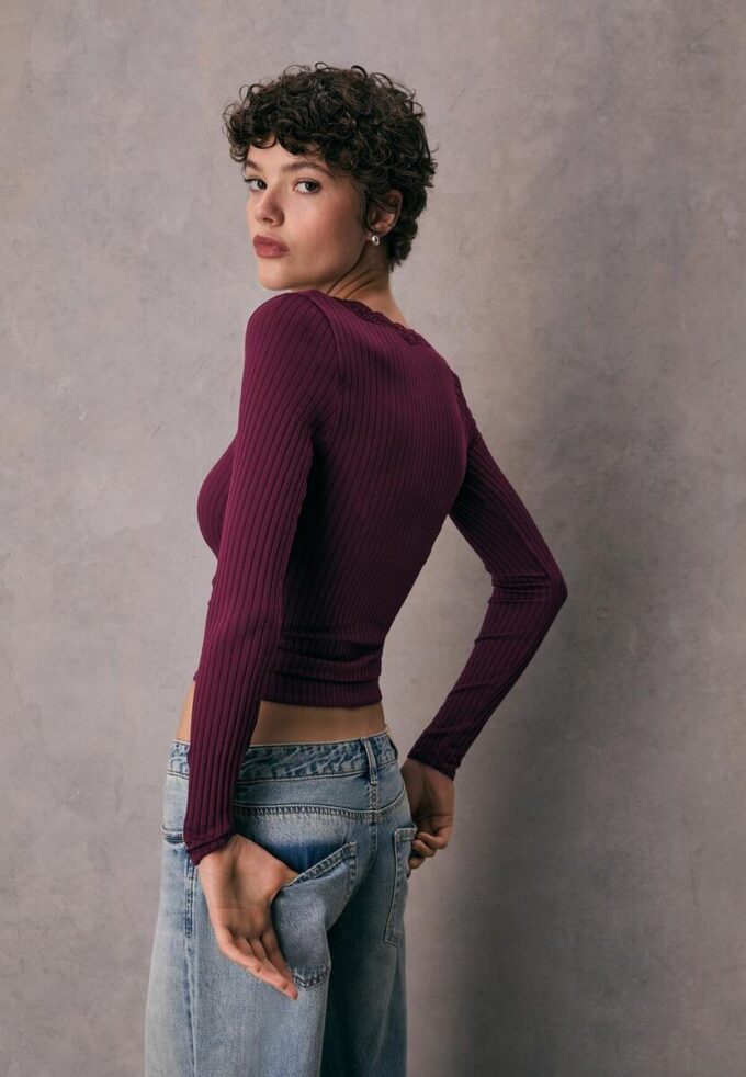 Sømløs bluse i blonder