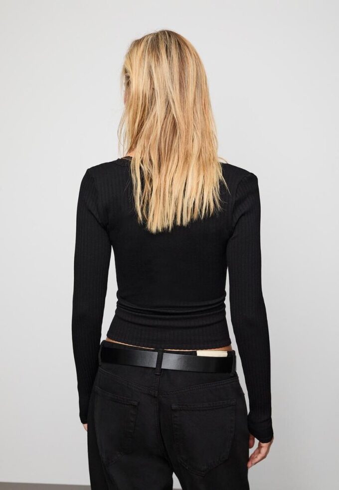 Sømløs bluse i blonder