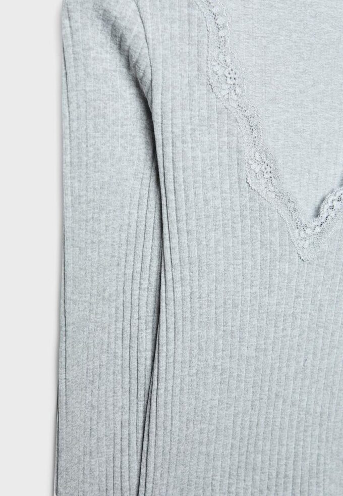 Sømløs bluse i blonder