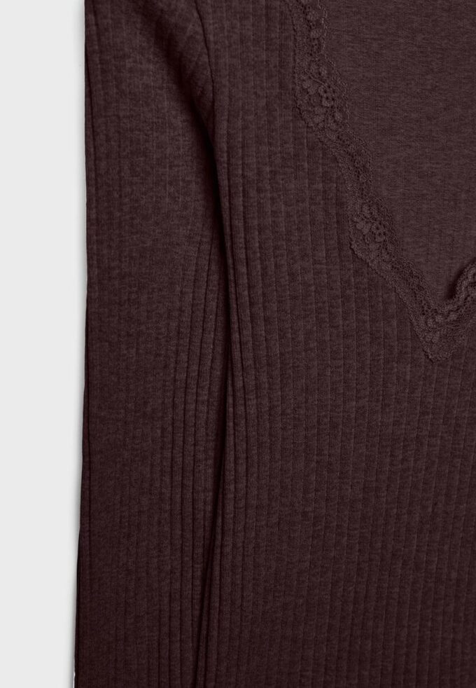 Sømløs bluse i blonder