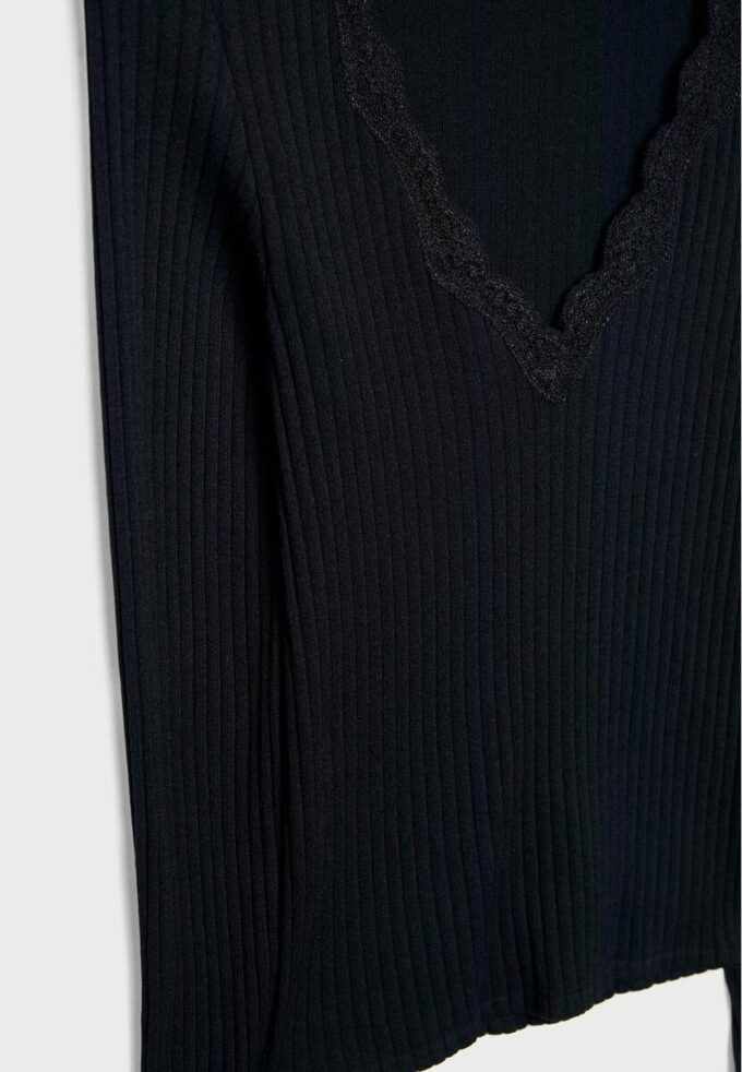 Sømløs bluse i blonder