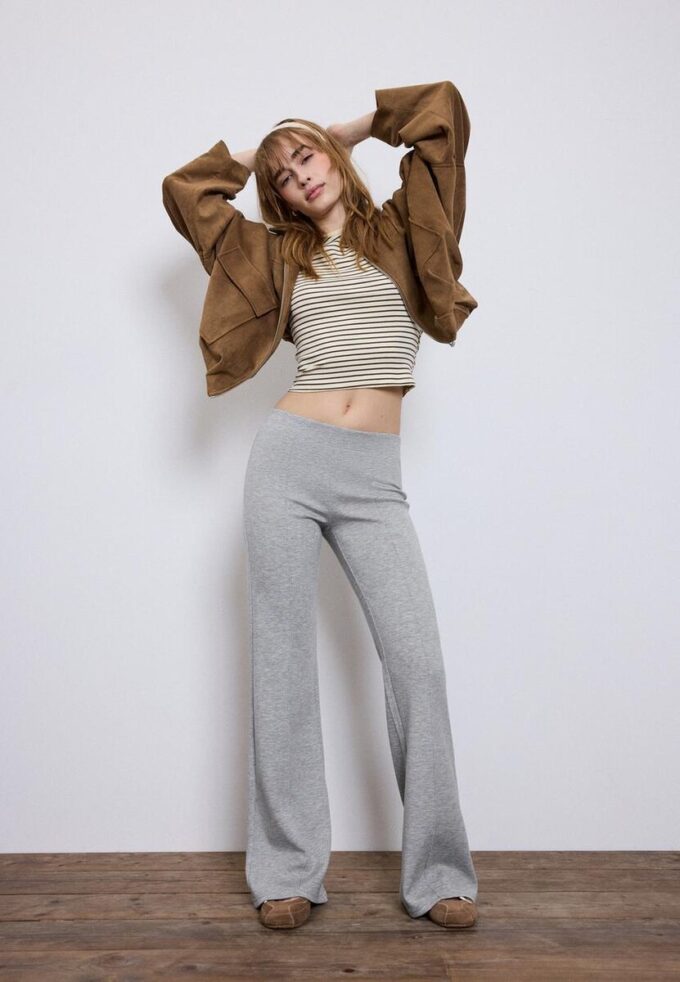 Soft-Touch-bukser med klokkebunn og sømdetaljer foran