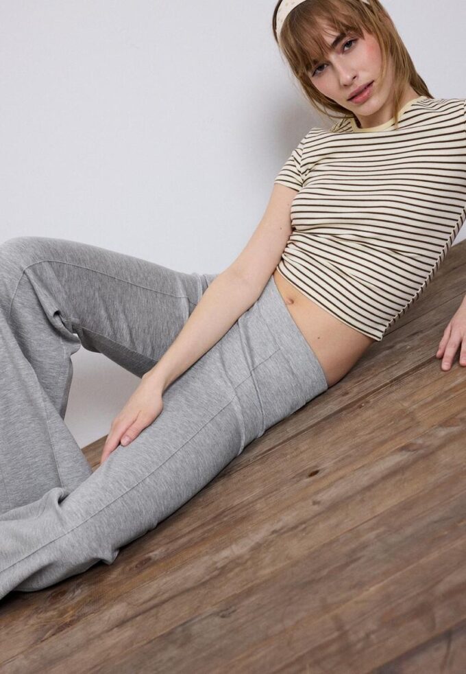 Soft-Touch-bukser med klokkebunn og sømdetaljer foran