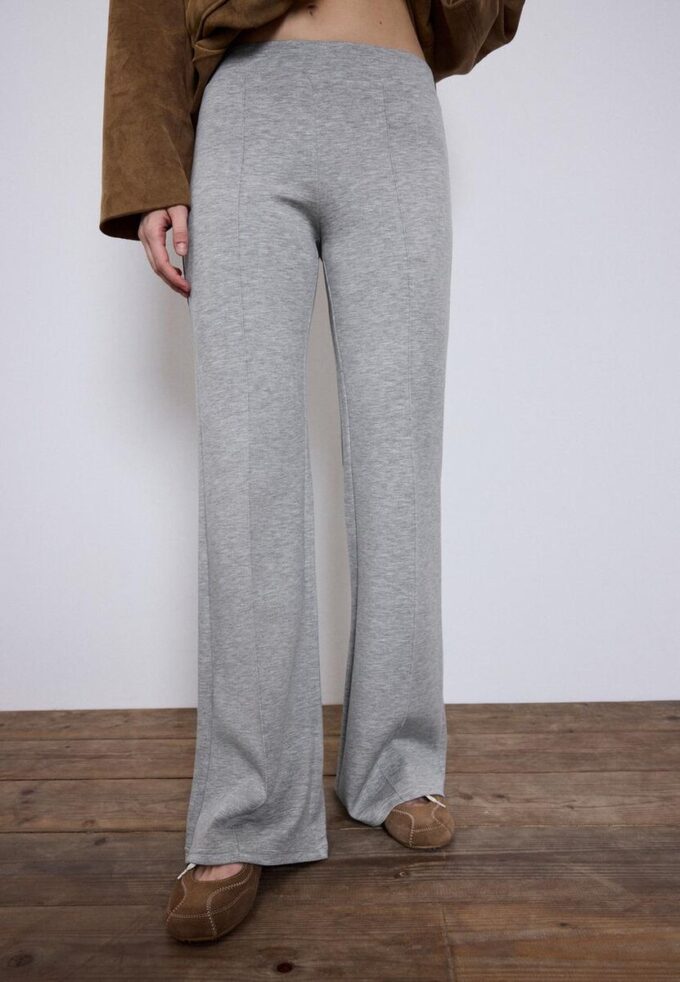 Soft-Touch-bukser med klokkebunn og sømdetaljer foran