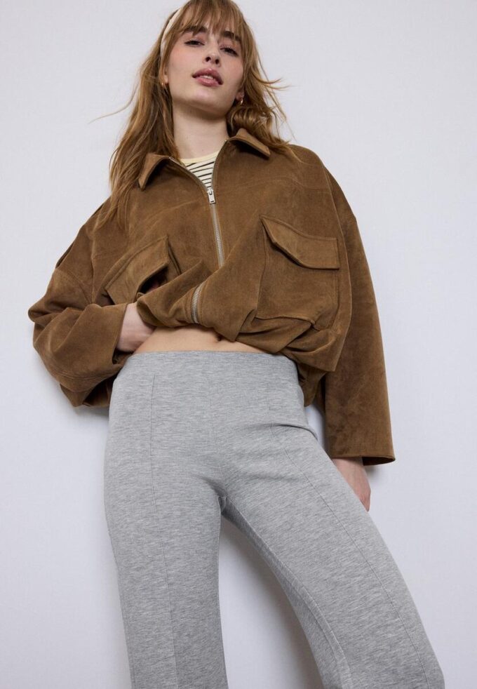 Soft-Touch-bukser med klokkebunn og sømdetaljer foran