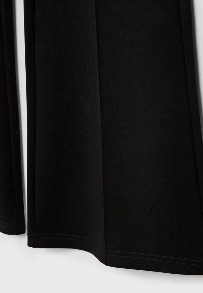 Soft-Touch-bukser med klokkebunn og sømdetaljer foran