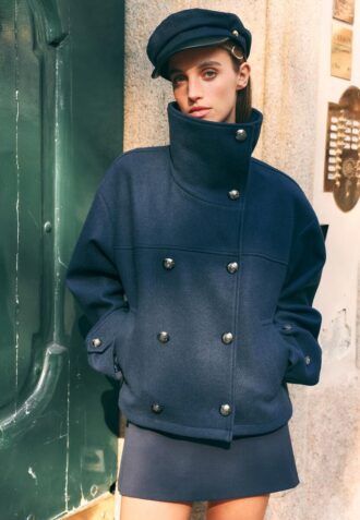 Soft-Touch-jakke med krysset snitt og høy hals