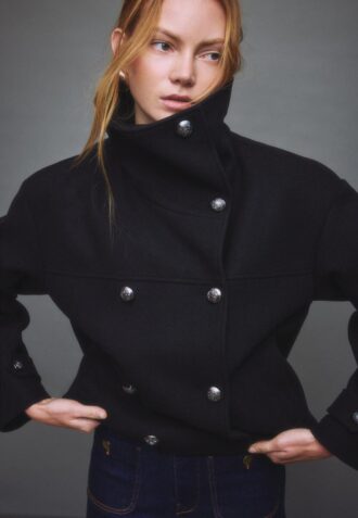 Soft-Touch-jakke med krysset snitt og høy hals