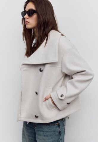 Soft-Touch-jakke med krysset snitt og høy hals