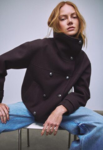 Soft-Touch-jakke med krysset snitt og høy hals