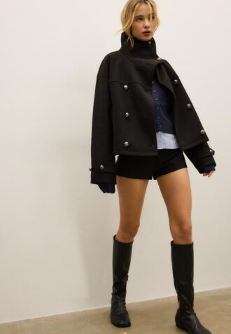 Soft-Touch-jakke med krysset snitt og høy hals