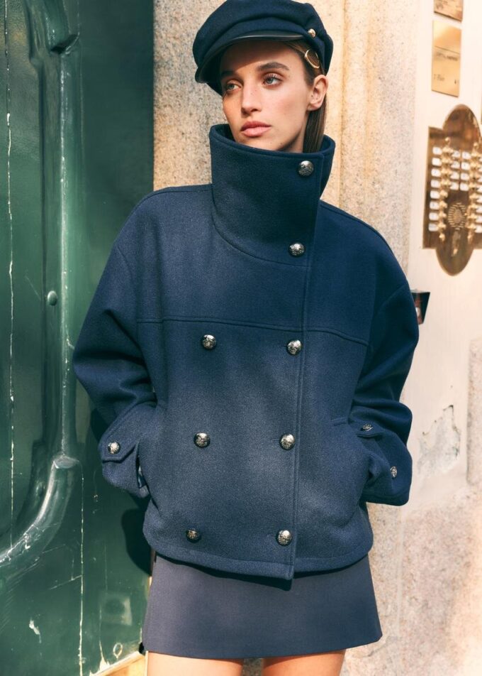 Soft-Touch-jakke med krysset snitt og høy hals