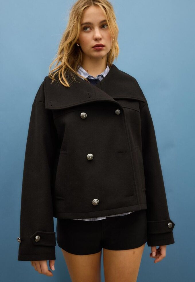 Soft-Touch-jakke med krysset snitt og høy hals