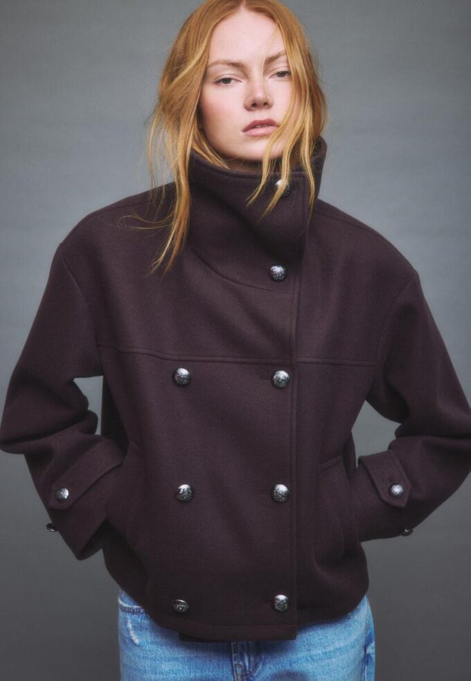 Soft-Touch-jakke med krysset snitt og høy hals