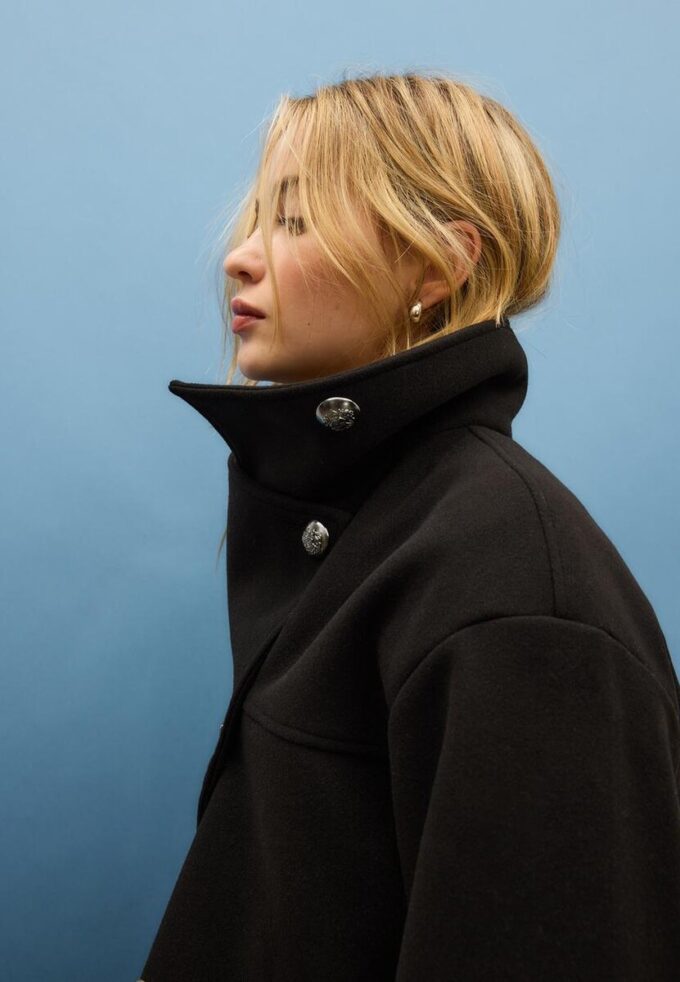 Soft-Touch-jakke med krysset snitt og høy hals