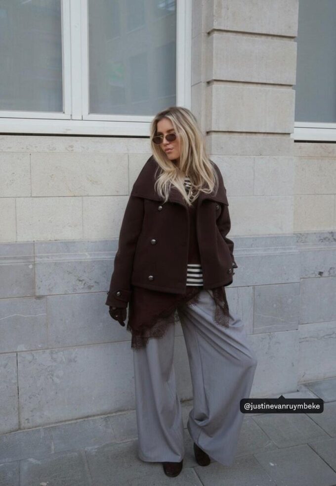 Soft-Touch-jakke med krysset snitt og høy hals