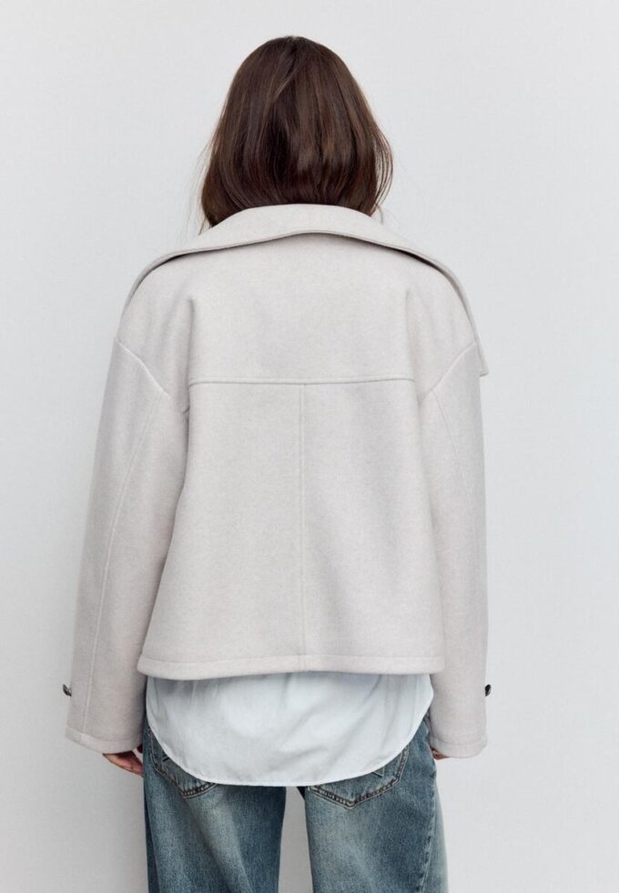 Soft-Touch-jakke med krysset snitt og høy hals