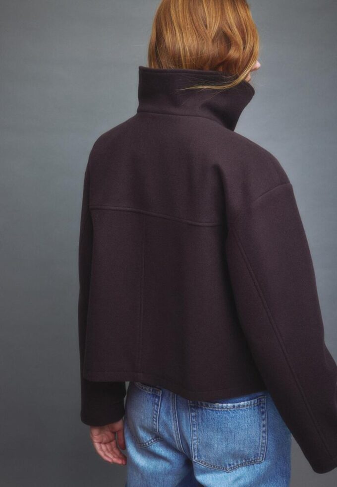 Soft-Touch-jakke med krysset snitt og høy hals