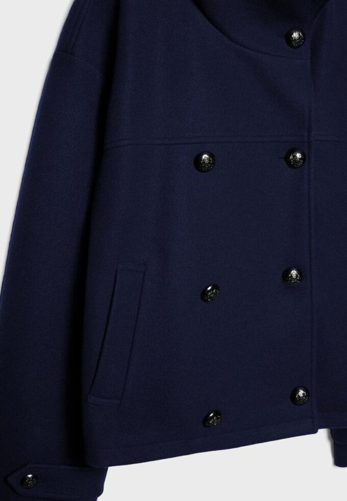 Soft-Touch-jakke med krysset snitt og høy hals