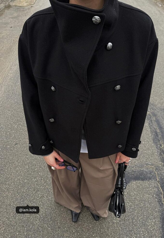 Soft-Touch-jakke med krysset snitt og høy hals